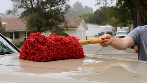 Vista 5 de California Car Duster Super Duster, rojo XL camión y SUV plumero con mango de madera 73668