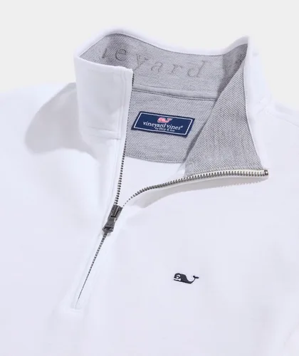 Vista 4 de vineyard vines Suéter con cremallera de un cuarto para hombre Gorra blanca