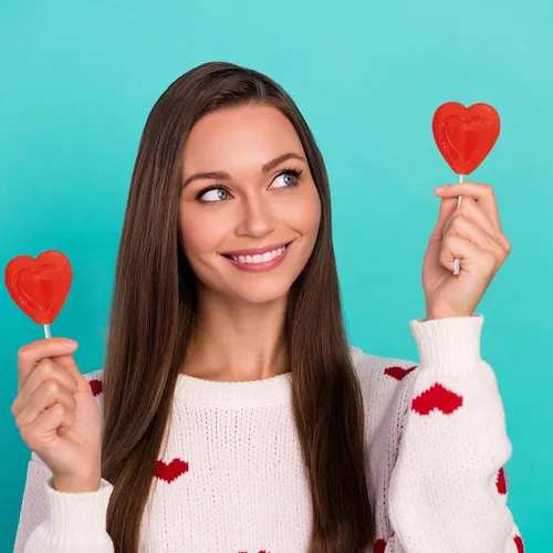 Vista 3 de Paletas rojas para el día de San Valentín, con doble forma de corazón, sabor a cereza, Kosher Parve, envueltas individualmente, (media libra)