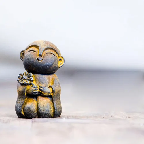 Vista 2 de OwMell Estatua de monje japonés de Jizo, figura de Buda Jizo, estatua conmemorativa del acuario, adorno de flores de hierro
