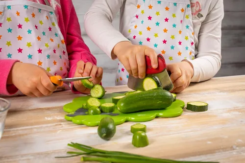 Vista 7 de Kuhn Rikon Kinderkitchen - Cuchillo Mezzaluna para niños con protector de cuchilla, gato, 5.2 x 3.3 x 0.7 pulgadas, rojo, herramientas de corte