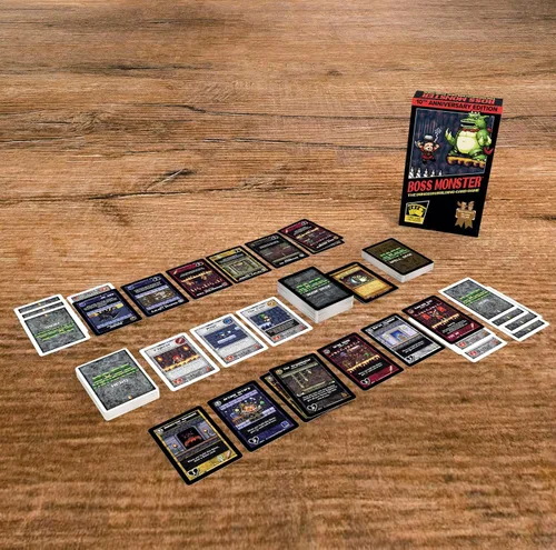 Vista 3 de Boss Monster Edición del 10º aniversario de Brotherwise Games Tiempo de juego de 30 minutos 2 a 4 jugadores A partir de 13 años Juego