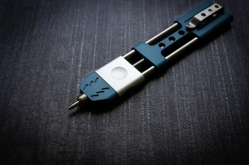 Vista 4 de TEC Accessories - Ko-Axis™ Rail Pen - Aluminio - Cerakote azul - Transporte diario - Regalos para hombres