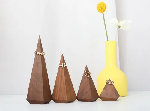 Vista 7 de GemeShou Soporte de anillo de madera pequeño de nogal, 4 piezas para vender anillos de madera para joyería Cono de soporte de anillo pirámide