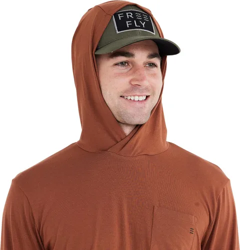 Vista 4 de Free Fly Sudadera con capucha cruzada de bambú para hombre, camisa elástica de peso premium para exteriores con orificios para los pulgares