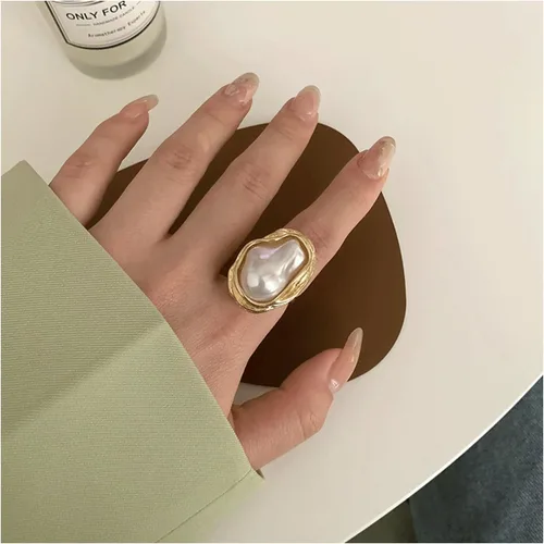 Vista 3 de NORLSO Anillo de perlas barrocas delicado, anillo geométrico de perlas irregulares, anillo abierto ajustable, regalo de boda y cumpleaños