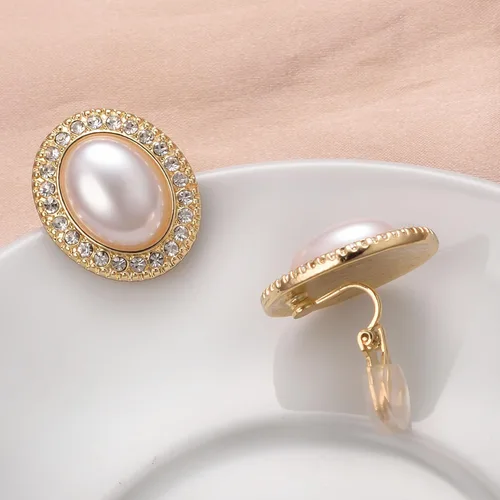 Vista 45 de Yoursfs Aretes de clip de perlas blancas grandes para mujer, chapados en oro de 18 quilates, hipoalergénicos, sin perforaciones, joyería brillante