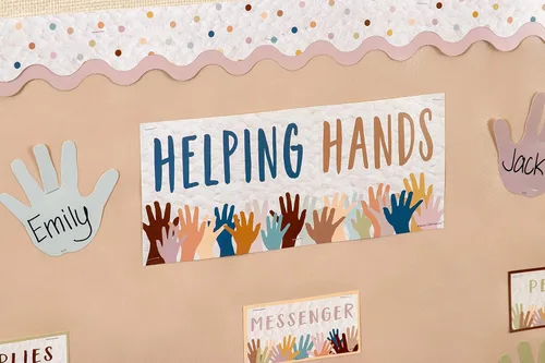 Vista 4 de Teacher Created Resources Everyone is Welcome Helping Hands Mini tablón de anuncios para decoración de aula (TCR7122)