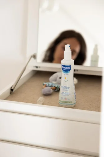 Vista 3 de Mustela Estilizador de cabello y ambientador de piel para bebé, con agua natural de aguacate y manzanilla, vegano e hipoalergénico, 6.76 onzas