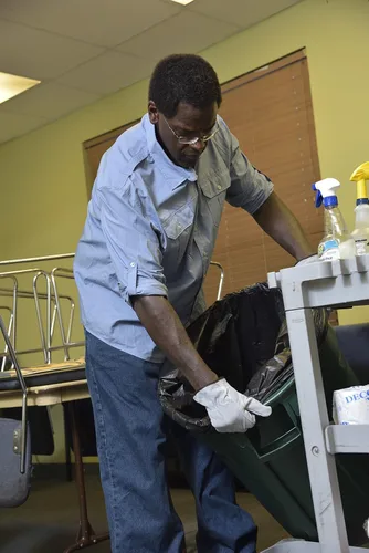 Vista 2 de Aluf Plastics Bolsas de basura negras resistentes de 33 galones de 1.7 milésimas de pulgada de pulgada de grosor con cierre de solapa E-Z de 33 x 39