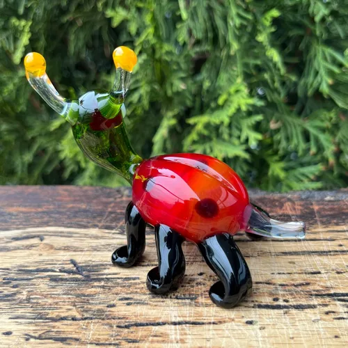 Vista 5 de Figura de mariquita de cristal rojo – Miniatura soplada a mano estilo Murano – Adorno coleccionable de mariquita para estante o escritorio