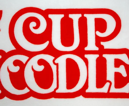 Vista 2 de Manta de microfelpa con logotipo de Nissin Cup Noodles 45 x 60 pulgadas