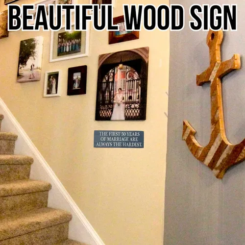 Vista 2 de Los primeros 50 años de matrimonio son los más difíciles" – Hecho de pino nudoso sólido y madera envejecida – Decoración de pared con plantilla