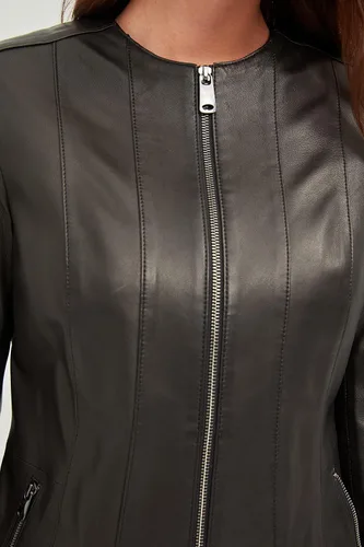 Vista 8 de Bigardini Chaqueta de piel de cordero italiana negra para mujer, estilo sin cuello
