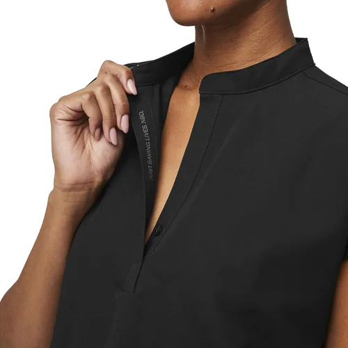 Vista 8 de Figs - Uniforme médico de mujer Rafaela, de dos bolsillos, cuello mandarín, ajuste holgado con elásticos suaves.