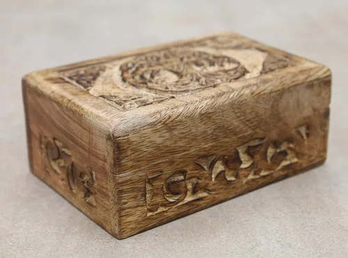 Vista 4 de DharmaObjects Caja de almacenamiento de madera tallada a mano (árbol de la vida celta, mediano)