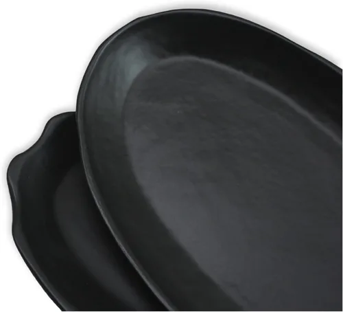 Vista 2 de roro Platos llanos de cerámica hechos a mano en negro mate (juego de 2) – 12.5 x 7.5 pulgadas diseño ovalado Artesanía artesanal para comedor