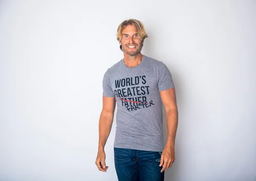Vista 3 de Camiseta para hombre con texto en inglés Greatest Father Farter, regalo divertido para papá, humor sarcástico, Gris jaspeado oscuro