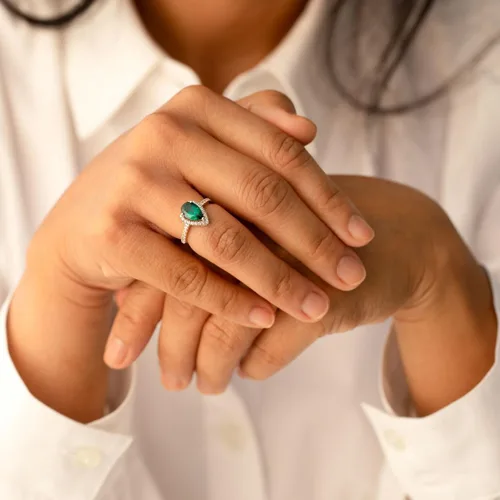 Vista 2 de Peora Anillo de halo de lágrima de esmeralda creado para mujer, oro blanco de 14 quilates con topacio blanco auténtico, forma de pera de 1.25