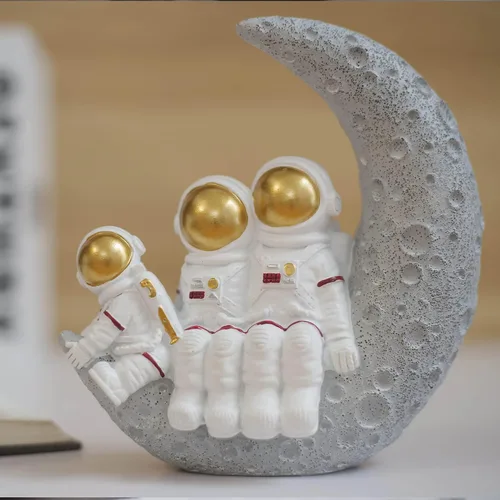 Vista 4 de BUTILIVEEN Esculturas familiares de astronautas, familia de 3 figuras de astronautas, decoración de dormitorio con temática espacial, decoración