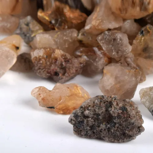 Vista 5 de REAL-GEMS Cristal curativo de cuarzo rutilado dorado natural en bruto, lote de piedras preciosas sueltas. 500 unidades, cristal curativo, Piedra