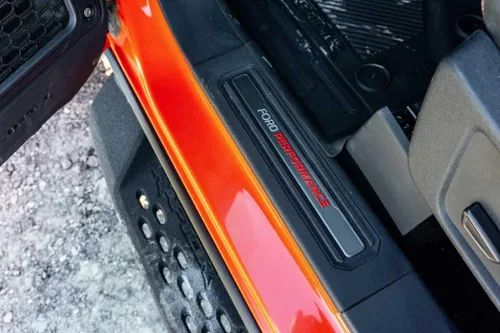 Vista 2 de Blue Oval Industries Placas de umbral de paso de puerta delantera OEM LH RH hechas para Bronco 2021-2024