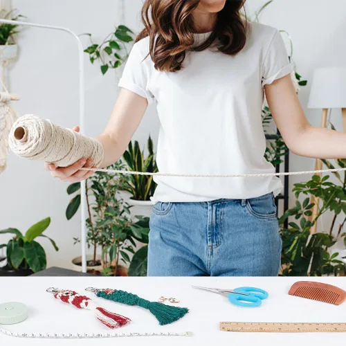 Vista 7 de INFUNLY Juego de 6 llaveros de macramé de Navidad para adultos, kits de pulsera de macramé con borlas, regalo de Navidad para la familia