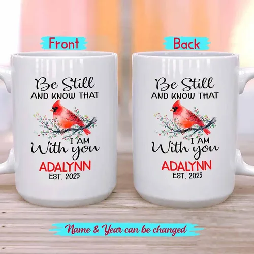 Vista 2 de Taza de café personalizada con nombre y año con diseño de pájaro cardenal rojo, taza de café con texto en inglés "Be Still And Know That I Am With