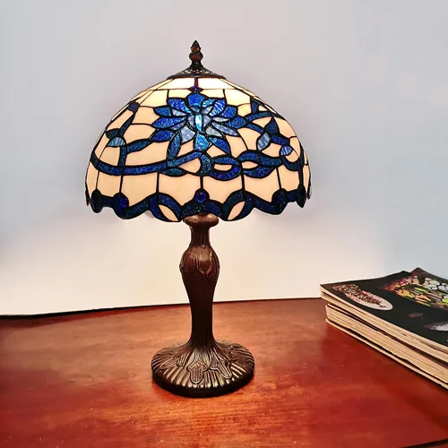 Vista 2 de Gracie - Lámpara de mesa estilo Tiffany (12.0 in), color azul/blanco, diseño de flores