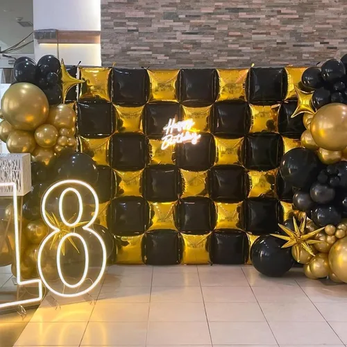 Vista 3 de Globos cuadrados metálicos dorados y negros de doble cara para pared, globos de aluminio cromado de 19 pulgadas, kit de arco de túnel para despedida