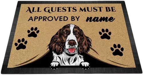 Vista 25 de Tapete personalizado con nombre de perro que mira al perro Cocker Spaniel, todos los invitados deben ser aprobados por alfombras para decoración