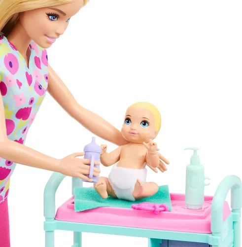 Vista 4 de Barbie Careers - Juego de doctora de bebés con muñeca rubia de moda, 2 muñecas de bebé, mesa de examen y accesorios
