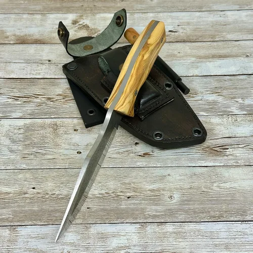 Vista 9 de CUCHILLO DE CAZA CON FUNDA, CUCHILLO DE CAZA CON MANGO DE OLIVA, CUCHILLA DE ACERO N690, FUNDA DE CUERO ORIGINAL Y VARILLA FERRO