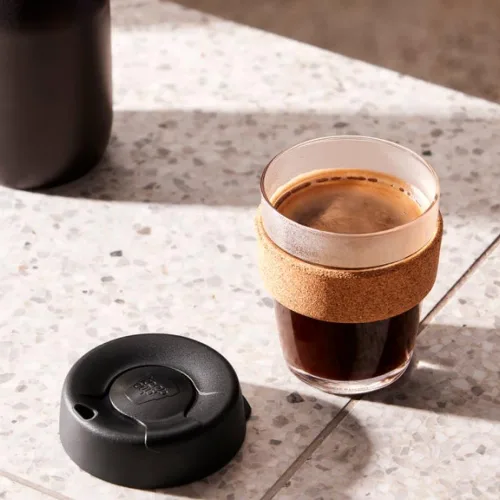 Vista 2 de KeepCup Brew Cork - Taza de café reutilizable de vidrio templado y corcho natural, M 12 oz/340 ml - Negro