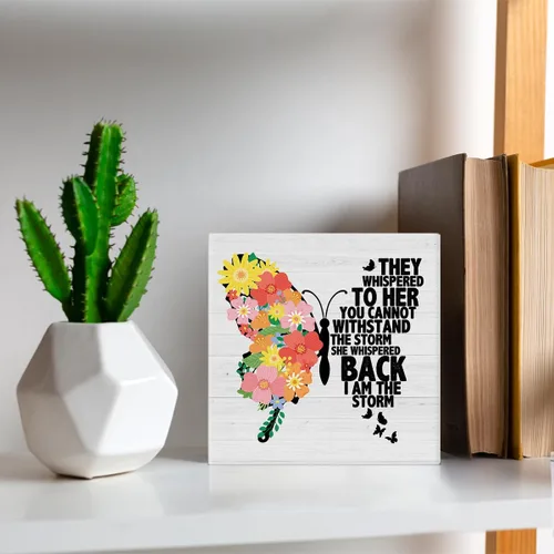 Vista 6 de Dumyum Cartel de madera con cita inspiradora para mujeres "Soy la tormenta" con mariposa floral, cartel decorativo para escritorio, estante de mesa