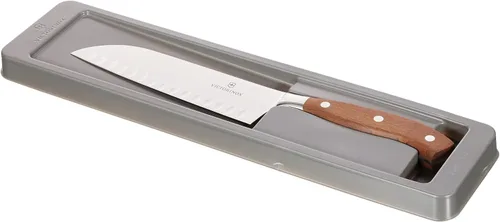Vista 2 de Victorinox Grand Maitre Santoku - Cuchillo de cocina afilado, cuchillo ergonómico para artículos esenciales de cocina, mango de madera, borde Marrón
