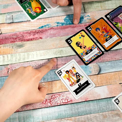 Vista 6 de Timeline Twist Pop Culture Edition - ¡Prueba tu conocimiento cronológico! Juego de preguntas cooperativas, divertido juego familiar para niños