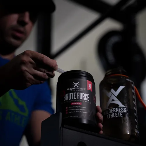 Vista 2 de Wilderness Athlete - Brute Force (preentrenamiento sin cafeína) Mezcla de polvo energético sin estimulación para antes del entrenamiento - Energía