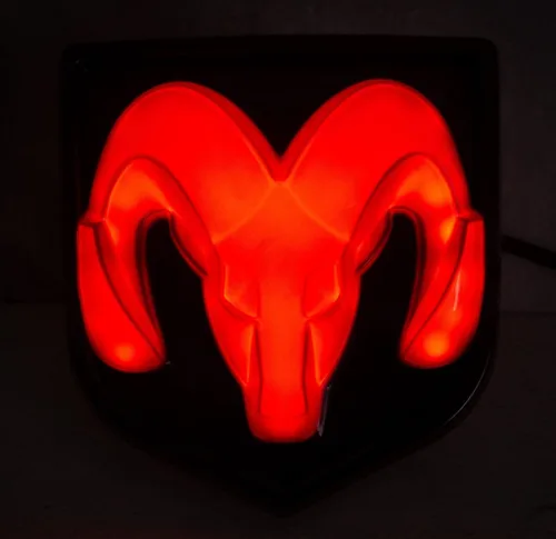 Vista 3 de Autogem Emblema iluminado LED para portón trasero RAM 1500 2500 3500 2009-2018 - Negro COB rojo LED Mopar con licencia