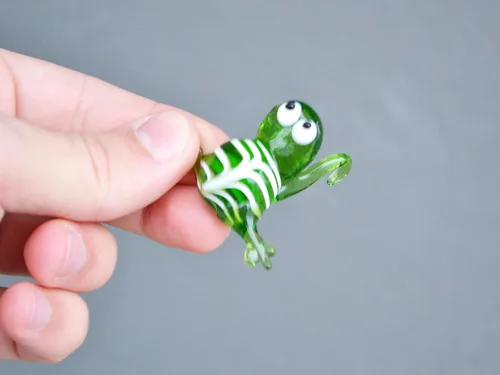 Vista 5 de Figura de rana de cristal verde – Miniatura soplada a mano estilo Murano – Adorno de rana coleccionable para estante, terrario o maceta – Regalo