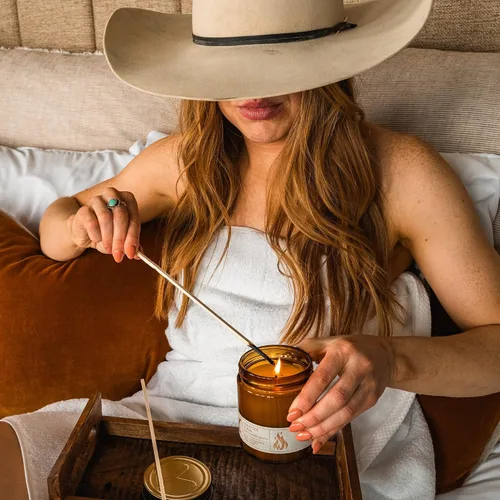 Vista 7 de Tru Western - Vela perfumada en tarro Yellowstone, 8 onzas, gamuza Campfire