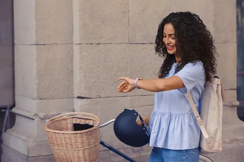 Vista 9 de Fitbit Versa Special Edition Smart Watch, tejido lavanda, talla única (correas S y L incluidas)