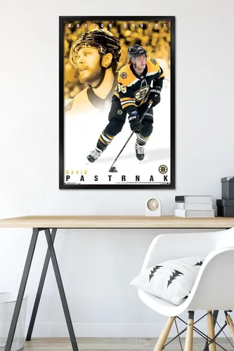 Vista 6 de Trends International NHL Boston Bruins - Póster de pared de David Pastrnák 19, 22.375 x 34 pulgadas, versión enmarcada en negro Versión con marco