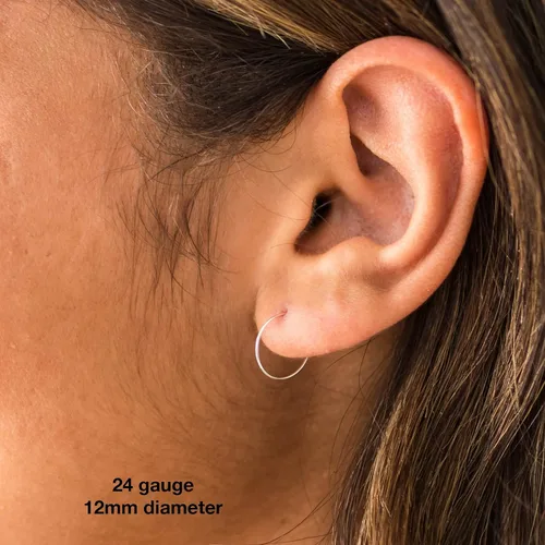 Vista 6 de Aretes de aro pequeños de plata de ley. Aretes de aro pequeños de plata de ley 925 maciza de calibre 24 de 0.472 in y media pulgada