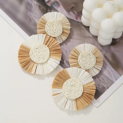Vista 2 de Pendientes redondos llamativos de rafia con palmera bohemia para mujer