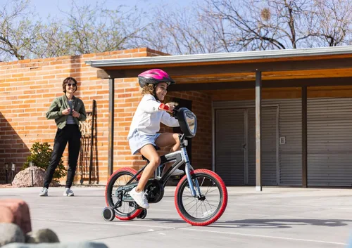 Vista 2 de Huffy Electro-Light Kid’s Bike with LED Lights, Durable Steel Frame, Coaster Brake, Removable Training Wheels, Ages 4-6, Grey/Red Gris/Rojo