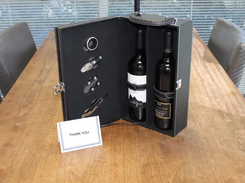 Vista 7 de Lifestyle Top Handle Travel Two Bottle Wine Carrier Case con 4 piezas Juego de accesorios de vino (negro)