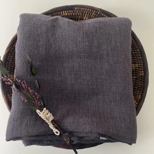 Vista 3 de Tela de lino gris suave al tacto, material transpirable ligero y natural, ideal para ropa elegante y cómoda y proyectos de decoración del hogar