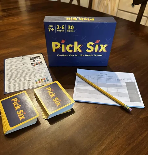 Vista 3 de Pick Six – ¡El mejor juego de cartas con temática de fútbol americano! Juego de cartas estratégico para niños y adultos. Ideal para fiestas y noches