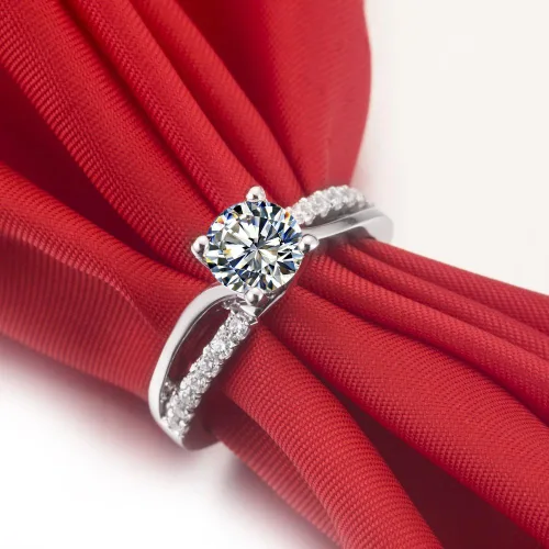 Vista 3 de THREE MAN Excelente anillo de compromiso de diamantes de imitación NSCD de 1 CT con 4 puntas para mujer, plata esterlina